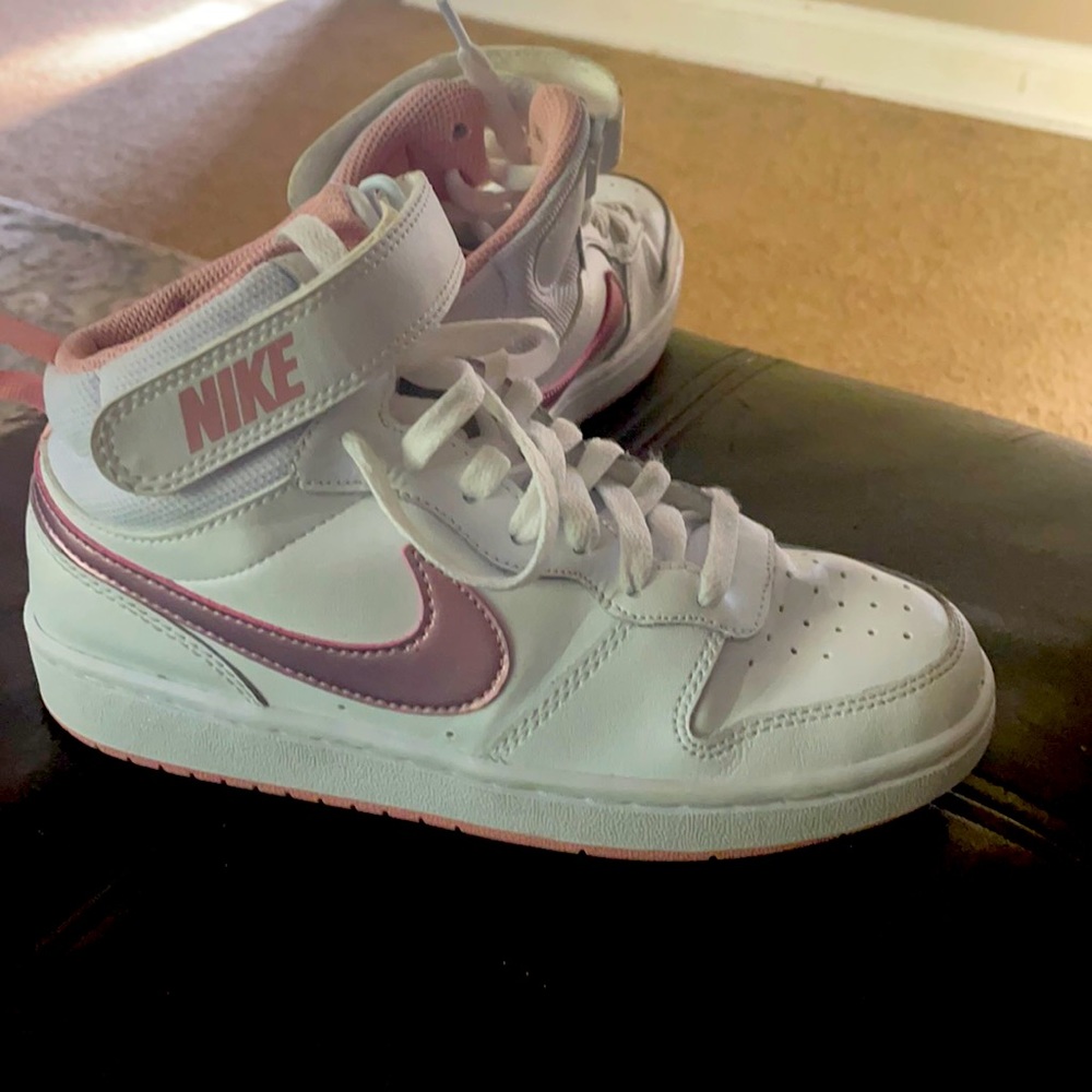 Lightly worn girls nikes 4Y .